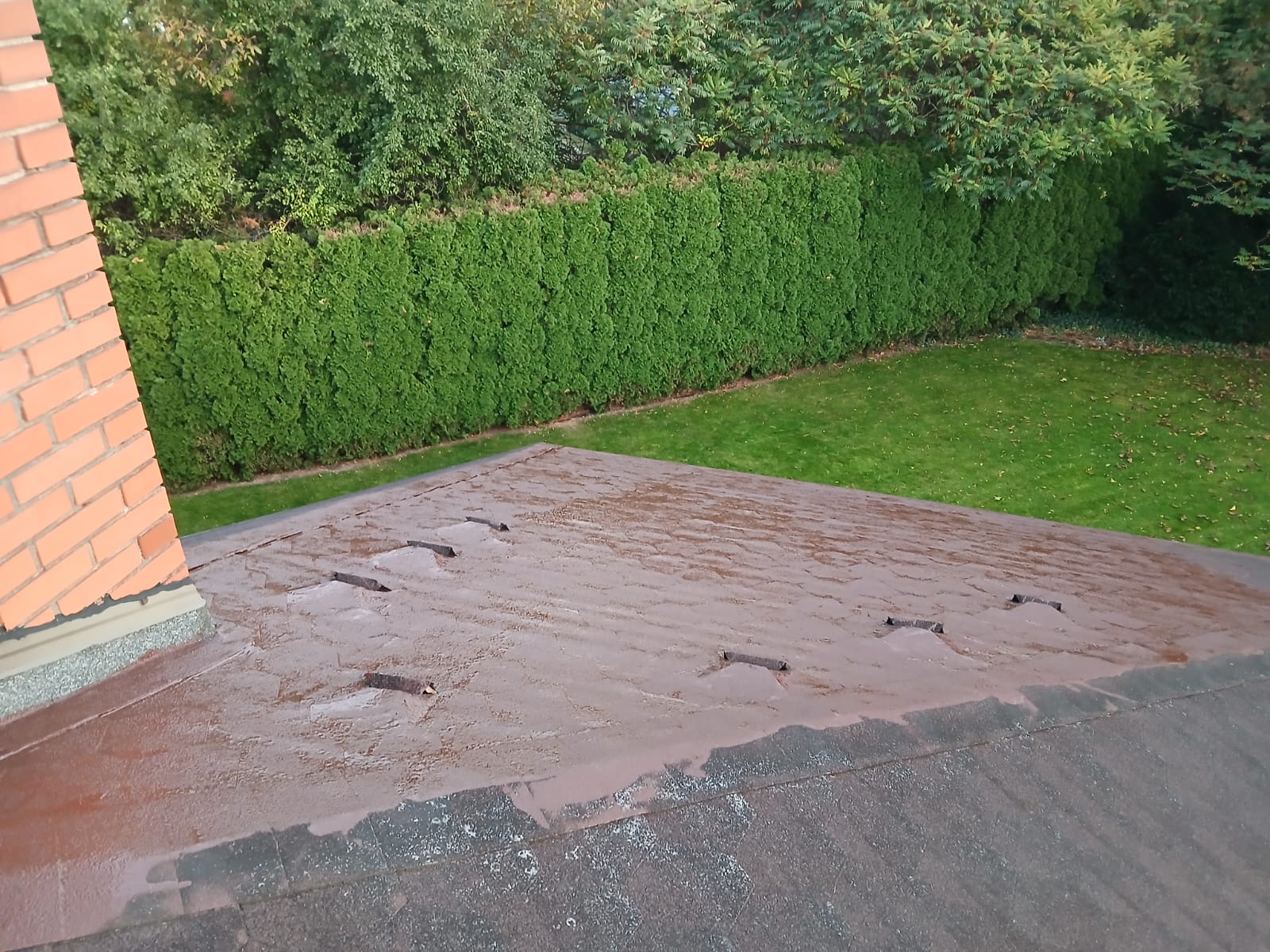 Naprawa dachu z gontu bitumicznego